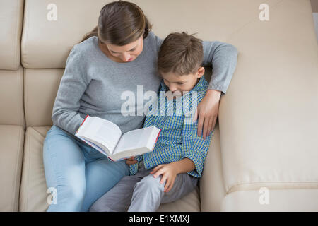 Erhöhte Ansicht von Mutter und Sohn Buch auf sofa Stockfoto