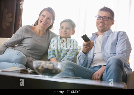 Junge vor dem Fernseher mit Eltern zu Hause im Wohnzimmer Stockfoto