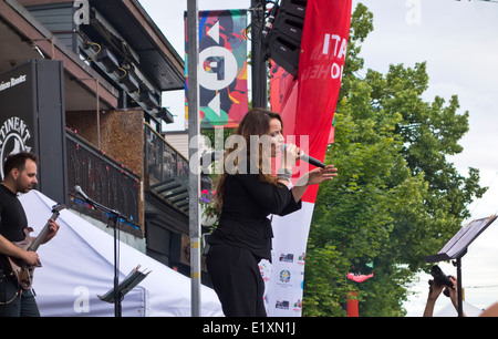 Sängerin Carmelina Cupo führt auf einer Freilichtbühne während der Italientag Straßenfest am Commercial Drive in Vancouver, BC. Stockfoto