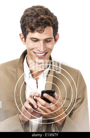 Lächelnde junge Geschäftsmann mit Handy auf weißem Hintergrund Stockfoto