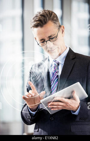 Applying Geschäftsmann mit digital-Tablette in office Stockfoto