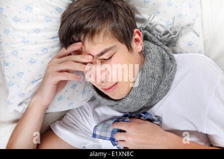 Kranker junge Mann fühlen Kopfschmerzen Stockfoto