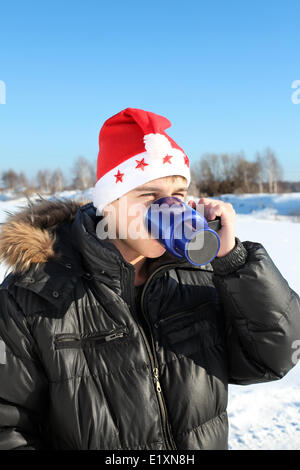 Junger Mann in Nikolausmütze Stockfoto