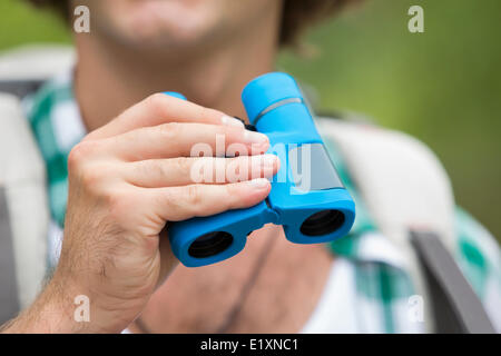 Nahaufnahme des männlichen Wanderer halten Ferngläser Stockfoto