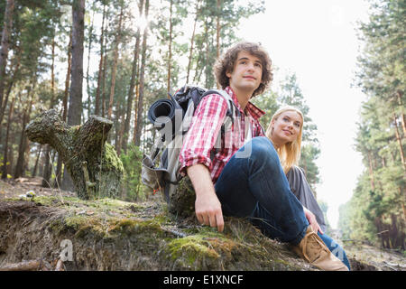 Junge paar entspannende in Wald wandern Stockfoto