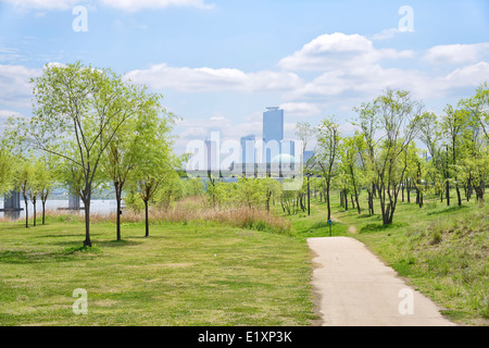 Hangang Park und Gebäude am Yeouido in Seoul, Korea Stockfoto