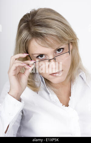 Die strengen Blondine in Gläsern Stockfoto