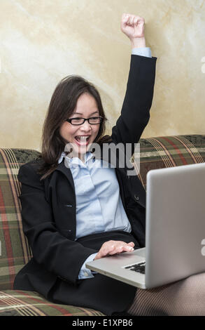 Frau mit Fäusten oben in der Luft Stockfoto