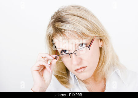 starke Mädchen mit Brille Stockfoto