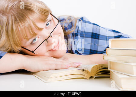 Blondine in Gläsern mit Büchern Stockfoto