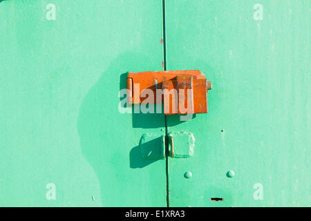 Sperren Sie auf einer Metalltür Stockfoto