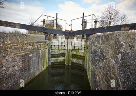 Schleusen am Aylesbury Arm des Grand Union Canal Stockfoto