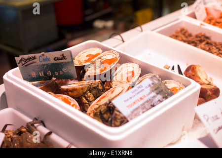 Gekochte Krabben zum Verkauf auf Stall Markt Französisch Hälften Stockfoto