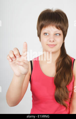 Mädchen drückt den Knopf Stockfoto