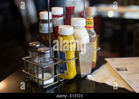 Gewürze-Saucen auf Mittagstisch rack-Soße Stockfoto