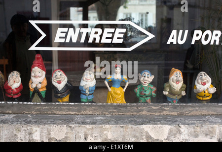 Schneewittchen und die sieben Zwerge Garten GNOME im Schaufenster Stockfoto