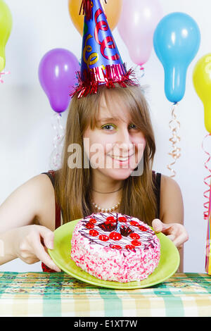 Geburtstag. Eine junge attraktive Mädchen mit Kuchen Stockfoto