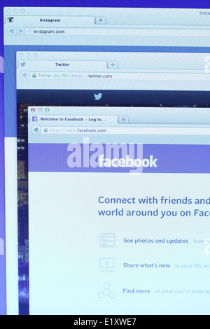 Foto von Facebook, Twitter und Instagram Homepage auf einem Bildschirm. Es gibt berühmte social-networking-Sites im web Stockfoto
