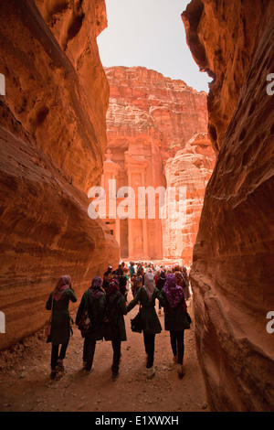 Nahen Osten, Jordanien, Petra, UNESCO-Weltkulturerbe. Die Treasury El-Khazneh, vom Ende des Al-Siq gesehen Stockfoto