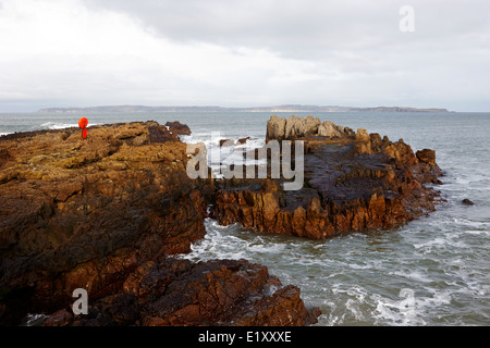 Salzpfanne Felsen am Strand von Ballycastle mit Rathlin Insel im Hintergrund im Winter County Antrim-Nordirland Stockfoto