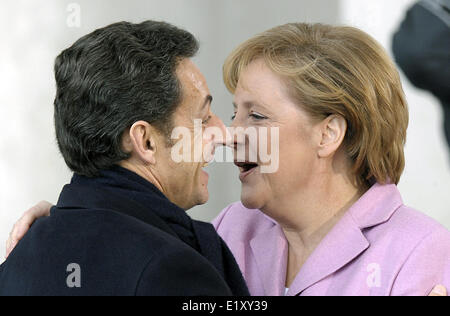 Bundeskanzlerin Angela Merkel begrüßt der französische Präsident Nicolas Sarkozy in Berlin am 22. Februar 2009. Stockfoto