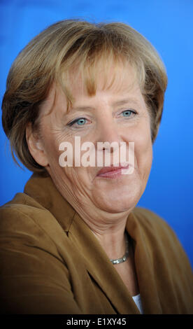 Bundeskanzlerin Angela Merkel lächelt Teilnehmer einer Wahlkampagne in Stralsund am 5. September 2009. Stockfoto