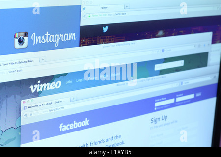 Foto von Facebook, Twitter, Instagram und Vimeo Homepage auf einem Bildschirm. Es gibt berühmte Websitein der Welt Stockfoto