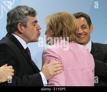 Der britische Premierminister Gordon Brown (l) küsst Bundeskanzlerin Angela Wange (M), neben den französischen Präsidenten Nicolas Sarkozy am 22. Februar 2009 anlässlich des G20-Vorbereitung-Gipfels in Berlin. Stockfoto