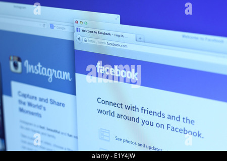Foto von Facebook und Instagram Homepage auf einem Bildschirm. Stockfoto
