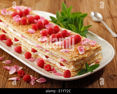 Blätterteig mit Himbeeren und Rosen. Rezept zur Verfügung. Stockfoto