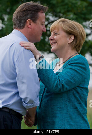 Der britische Premierminister David Cameron begrüßt Bundeskanzlerin Angela Merkel in Enniskillen, Nordirland, zu Beginn des G8-Gipfels am 17. Juni 2013. Stockfoto