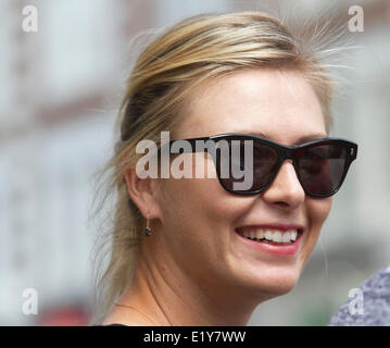 Wimbledon London, 11. Juni 2014. Vor kurzem gekrönt French open Champion Maria Sharapova ist zu Fuß in Wimbledon Stadt Credit gesehen: Amer Ghazzal/Alamy Live-Nachrichten Stockfoto