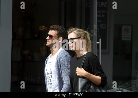 Wimbledon London, 11. Juni 2014. Vor kurzem gekrönt French open Champion Maria Sharapova ist gesehen zu Fuß mit ihrem Freund Grigor Dimitrov in Wimbledon Stadt Credit: Amer Ghazzal/Alamy Live-Nachrichten Stockfoto