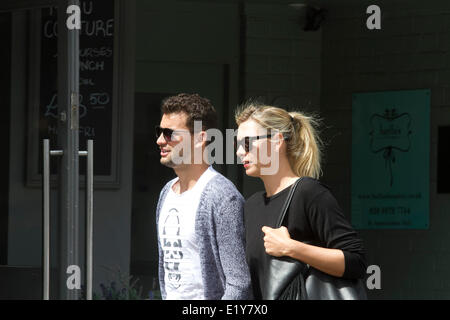 Wimbledon London, 11. Juni 2014. Vor kurzem gekrönt French open Champion Maria Sharapova ist gesehen zu Fuß mit ihrem Freund Grigor Dimitrov in Wimbledon Stadt Credit: Amer Ghazzal/Alamy Live-Nachrichten Stockfoto