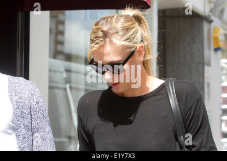 Wimbledon London, 11. Juni 2014. Vor kurzem gekrönt French open Champion Maria Sharapova ist gesehen zu Fuß mit ihrem Freund Grigor Dimitrov in Wimbledon Stadt Credit: Amer Ghazzal/Alamy Live-Nachrichten Stockfoto