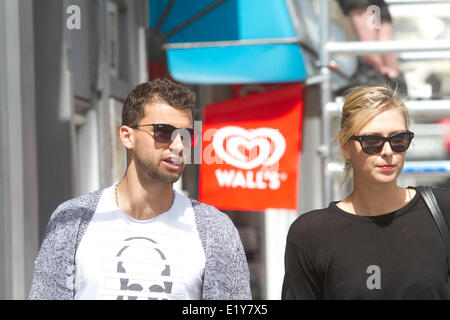 Wimbledon London, 11. Juni 2014. Vor kurzem gekrönt French open Champion Maria Sharapova ist gesehen zu Fuß mit ihrem Freund Grigor Dimitrov in Wimbledon Stadt Credit: Amer Ghazzal/Alamy Live-Nachrichten Stockfoto