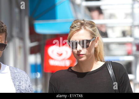 Wimbledon London, 11. Juni 2014. Vor kurzem gekrönt French open Champion Maria Sharapova ist gesehen zu Fuß mit ihrem Freund Grigor Dimitrov in Wimbledon Stadt Credit: Amer Ghazzal/Alamy Live-Nachrichten Stockfoto