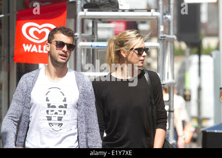 Wimbledon London, 11. Juni 2014. Vor kurzem gekrönt French open Champion Maria Sharapova ist gesehen zu Fuß mit ihrem Freund Grigor Dimitrov in Wimbledon Stadt Credit: Amer Ghazzal/Alamy Live-Nachrichten Stockfoto