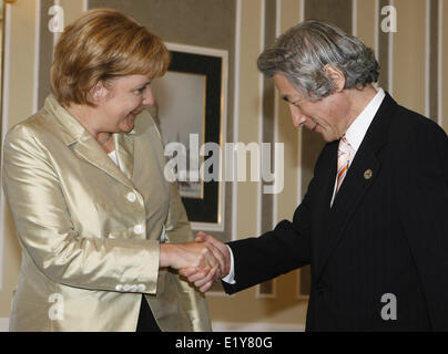 Japanische Ministerpräsident Junichiro Koizumi begrüßt Bundeskanzlerin Angela Merkel anlässlich des G8-Gipfels in St. Petersburg am 16. Juli 2006. Stockfoto