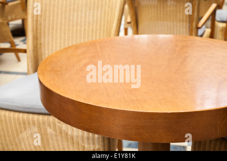 Leeren runden Holztisch im restaurant Stockfoto