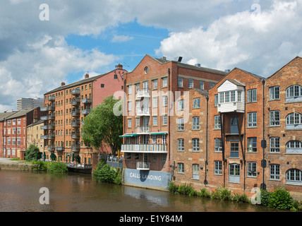 Apartments mit Blick auf den Fluss Aire, Leeds, West Yorkshire, England UK Stockfoto