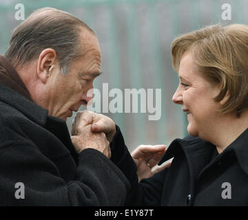 Französischer Präsident Jacques Chirac gibt Bundeskanzlerin Angela Merkel einen Kuss auf die Hand in Berlin (23.02.2007) wo sie sich treffen für eine informelle Konsultation.  Foto: Wolfgang Kumm Dpa/Lbn +++(c) Dpa - Bericht +++ Stockfoto