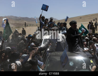 Provinz Ghor, Afghanistan. 11. Juni 2014. Afghanische Präsidentschaftskandidat Abdullah Abdullah (in weiß) schüttelt Hände mit seinen Anhängern während der zweiten Runde Wahlkampagne in Ghor Provinz, Afghanistan, 10. Juni 2014. (Xinhua) (d) Stockfoto