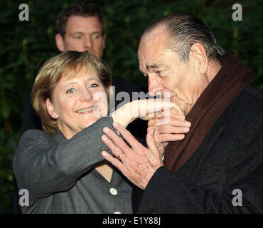 Französischer Präsident Jacques Chirac verabschiedet sich Bundeskanzlerin Angela Merkel durch küssen ihre Hand in Mettlach am 5. Dezember 2006. Stockfoto