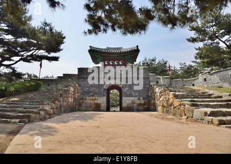 Südwest-Geheimnis Tor der Sunwon Hwaseong genannt "Seonam Muniti" auf Koreanisch Stockfoto