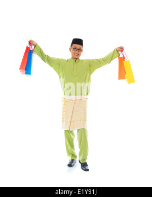 Traditionelle malaiische männlichen Einkaufs- und springen in Freude während Hari Raya Ramadan festival Stockfoto