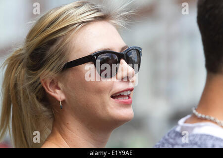 Wimbledon London, 11. Juni 2014. Vor kurzem gekrönt French open Champion Maria Sharapova ist gesehen zu Fuß mit ihrem Freund Grigor Dimitrov in Wimbledon Stadt Credit: Amer Ghazzal/Alamy Live-Nachrichten Stockfoto