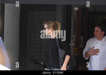 Wimbledon London, 11. Juni 2014. Vor kurzem gekrönt French open Champion Maria Sharapova zu sehen ist, so dass ein Restaurant in Wimbledon Stadt Credit: Amer Ghazzal/Alamy Live-Nachrichten Stockfoto