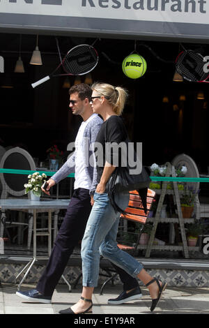 Wimbledon London, 11. Juni 2014. Vor kurzem gekrönt French open Champion Maria Sharapova ist gesehen zu Fuß mit ihrem Freund Grigor Dimitrov in Wimbledon Stadt Credit: Amer Ghazzal/Alamy Live-Nachrichten Stockfoto