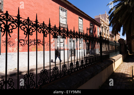 Schmiedeeiserne Geländer und Fußgänger von einem verfallenen alten Haus in San Cristobal De La Laguna, Teneriffa, Kanarische Inseln, Spanien Stockfoto